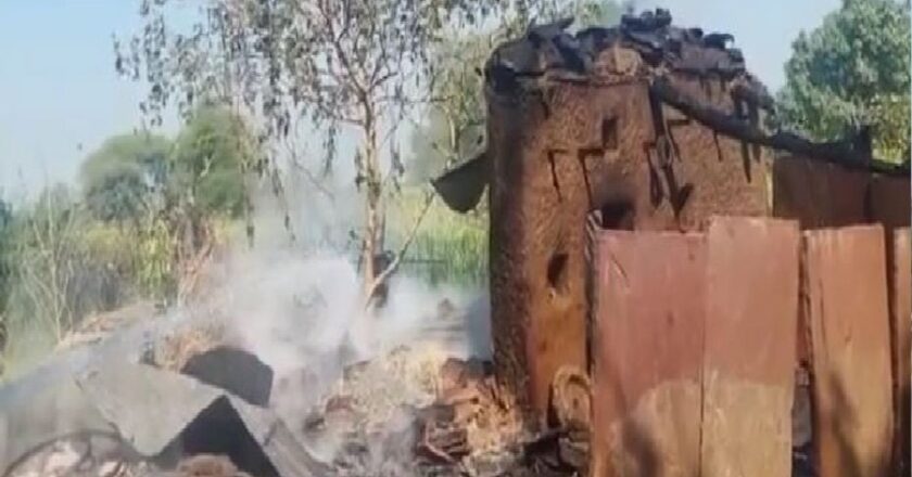 फायर बिग्रेड ने पाया काबू:अचानक आग लगने के चलते घर पर रखा हुआ सारा सामान जलकर हुआ खाक,पीड़ित ने लगाया दो व्यक्तियों पर आरोप