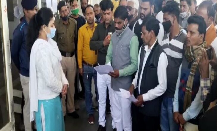 कार्रवाई करने डिप्टी कलेक्टर को सौंपा ज्ञापन:लाेधी समाज के लोगों का आरोप-जिन लोगों के सुसाइड नोट में नाम उनके खिलाफ अब तक कोई एक्शन नहीं