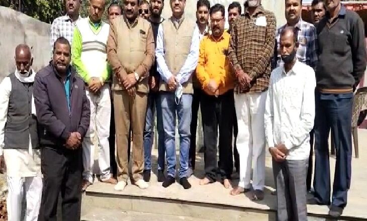 शहीदों को श्रद्धांजली:विदिशा में भाजपा के पदाधिकारियों और कार्यकर्ताओं ने शहीद ज्योति स्तंभ पहुंचकर पुलवामा शहीदों को याद किया