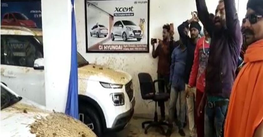 हुंडई शोरूम और वहां मौजूद गाड़ियों पर फेंका गोबर:कश्मीर को लेकर किए गए ट्वीट के विरोध में हिंदूवादी संगठनों ने कंपनी के खिलाफ खोला मोर्चा