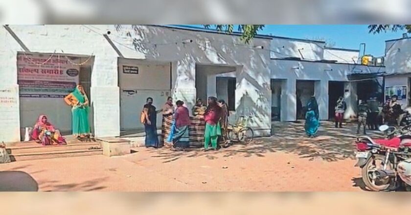 ऐसी लापरवाही कब तक…:रात 3 बजे अस्पताल पहुंची प्रसूता को दर्द न होने पर नर्सिंग स्टाफ ने किया बाहर, सुबह महिलाओं ने साड़ी घेरा बनाकर कराया प्रसव