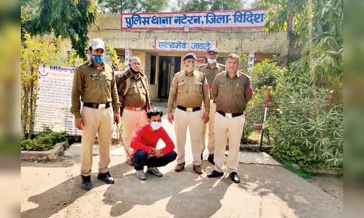 हनुमान मंदिर में हुई चोरी का किया खुलासा:20 मामलों का माेस्ट वांटेड शातिर चाेर बबलू काे घेराबंदी कर पकड़ा