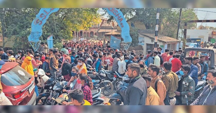 हाईस्कूल परीक्षा में भी अव्यवस्था:परीक्षा केंद्रों पर नहीं थी थर्मल स्क्रीनिंग की व्यवस्था, भीड़ में रोल नंबर ढूंढ़ते रहे बच्चे