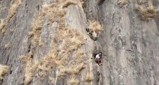 चट्टानों के बीच फंसे युवक का सफल रेस्क्यू:ट्रैकिंग के दौरान फिसला पैर; 48 घंटे भूखा-प्यासा फंसा रहा बाबू, सेना ने बचाई जान