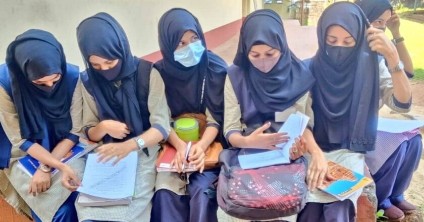 कर्नाटक में हिजाब विवाद:हाईकोर्ट जज ने कहा- हम भावनाओं से नहीं कानून से चलते हैं, हमारे लिए संविधान ही गीता है; कुरान की प्रति भी मंगवाई