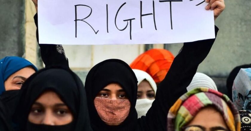 हिजाब पर हाईकोर्ट में 10वीं सुनवाई आज:कोर्ट का सख्त रुख- डिग्री कॉलेज हो या प्री-यूनिवर्सिटी, यूनिफॉर्म निर्धारित है तो उसका पालन करना ही होगा