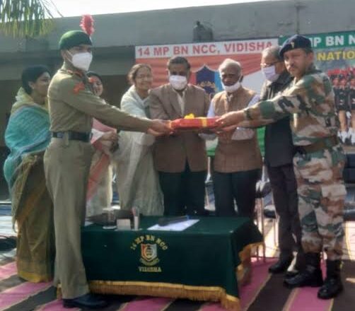 एलबीएस महाविद्यालय में आयोजित बी-सर्टिफिकेट कैम्प में बाटें पुरस्कार
