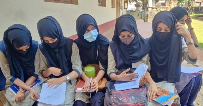 कर्नाटक हिजाब विवाद :कोर्ट ने 8 में से एक याचिका खारिज की, वकील से कहा- इतने जरूरी मसले पर वक्त बर्बाद किया, तुम हो कौन