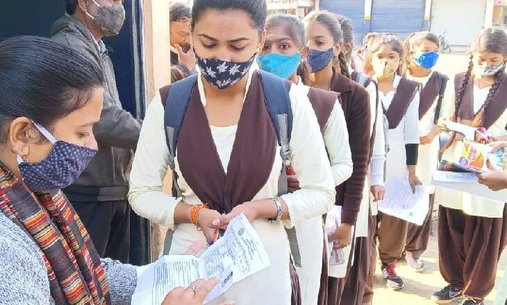 MP बोर्ड एग्जाम के पहले दिन 12th का इंग्लिश पेपर:सीहोर में एक रोल नंबर पर एग्जाम देने पहुंचे दो स्टूडेंट्स, गुना में जेल से पेपर देने पहुंची युवती