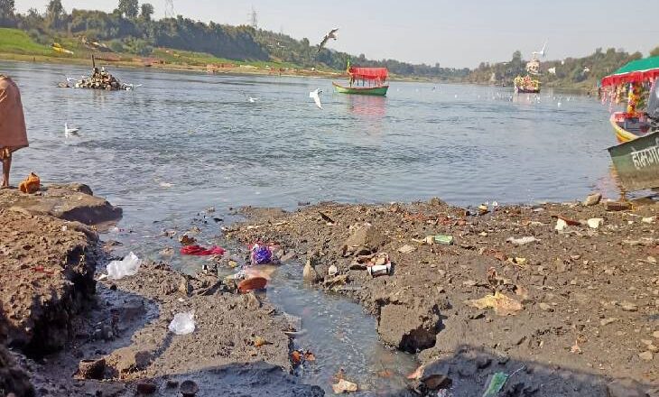 रेवा को नदी रहने दीजिए… नाला मत बनाइए:जबलपुर और होशंगाबाद मां का आंचल गंदा करने में सबसे आगे; जहां लोग करते हैं आचमन, वहीं सबसे अधिक गंदगी