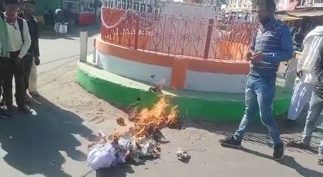 विदिशा में पुतला दहन:कांग्रेस कार्यकर्ताओं ने जिला अध्यक्ष निशंक जैन का पुतला फूंका, बोले- गुटबाजी के कारण 15 महीने में सरकार गिरी