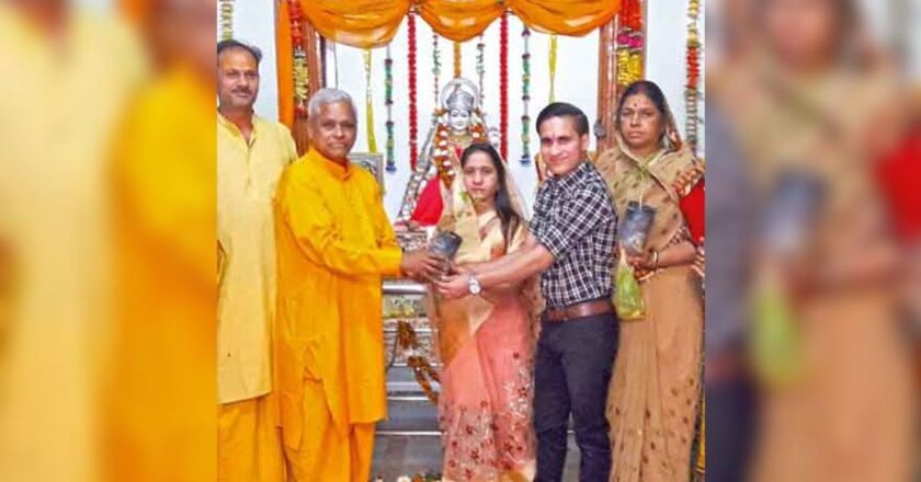 पर्यावरण संरक्षण के लिए चलेगा अभियान:पक्षी के साथ पर्यावरण संरक्षण पर फोकस, बिल्व पत्र का पौधा सौंपा