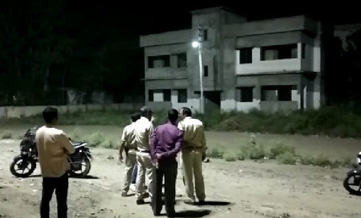 विदिशा में अधेड़ व्यक्ति ने की आत्महत्या:रेलवे माल गोदाम में फांसी पर लटका मिला 50 साल का आदमी, शिनाख्ती में जुटी पुलिस