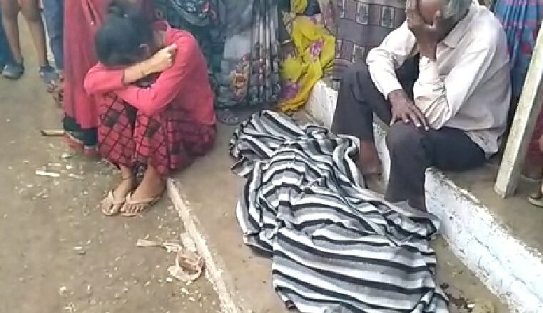 ट्रक की चक्कर से बच्ची की मौत:सड़क पार करते समय 9 साल की बच्ची को टक्कर मारकर भागा ड्राइवर, लोगों ने पीछाकर पकड़ा