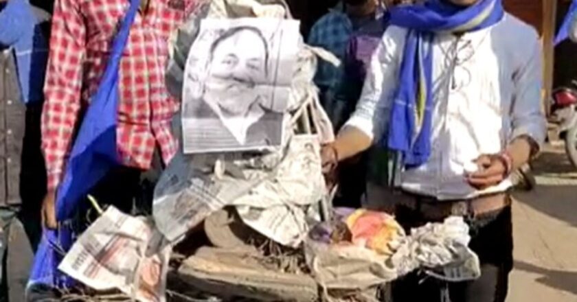 पूर्व विधायक रुद्रप्रताप सिंह का फूंका पुतला:भीम आर्मी ने की नारेबाजी, SC – ST एक्ट की धाराओं में केस दर्ज कर जल्द गिरफ्तारी की मांग की