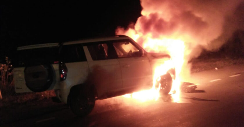 विदिशा में THE BURNING CAR:चलती कार में अचानक लगी आग, बाल-बाल बचे 3 सवार, कार मालिक बोला- स्टेशन से घर जा रहे थे