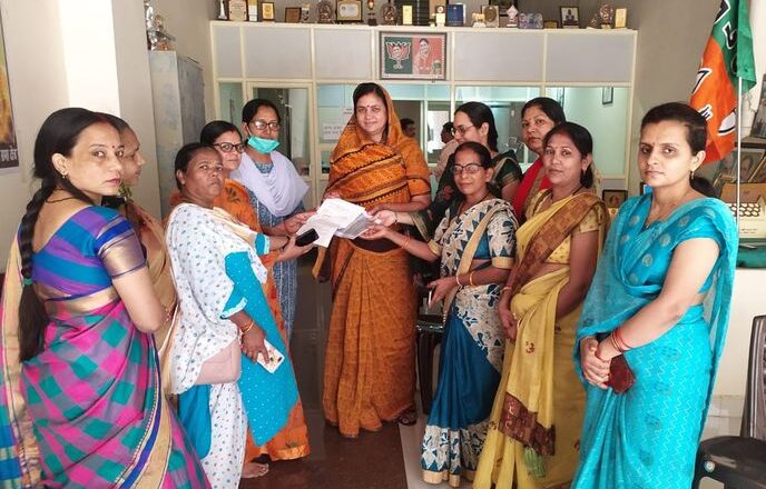 21 तारीख से लगातार हड़ताल जारी:आंगनबाड़ी पर्यवेक्षकों ने अपनी चार सूत्रीय मांगों को लेकर विधायक को सौंपा ज्ञापन