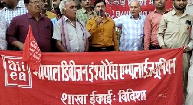 धरने पर बैठे कर्मचारियों की चेतावनी:बोले- मुगलते में न रहे सरकार, हम 30 करोड़ कर्मचारी हैं, तख्ता पलट कर देगें