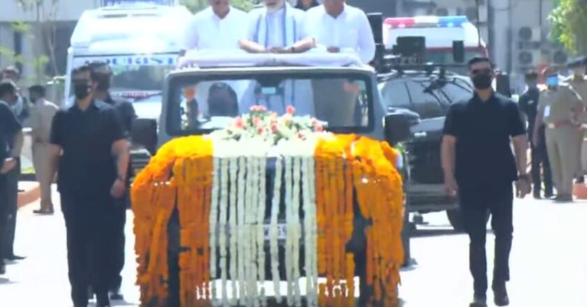 भाजपा का अब गुजरात मिशन:PM मोदी अहमदाबाद पहुंचे, एयरपोर्ट से BJP कार्यालय तक 9 किमी लंबा रोड शो शुरू
