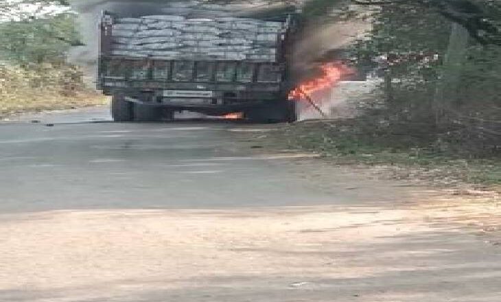 ट्रक में लगी आग:बिजली के तार टकराने से लगी ट्रक में आग फैली, चपेट में आने से 1 की मौत, 2 घायल
