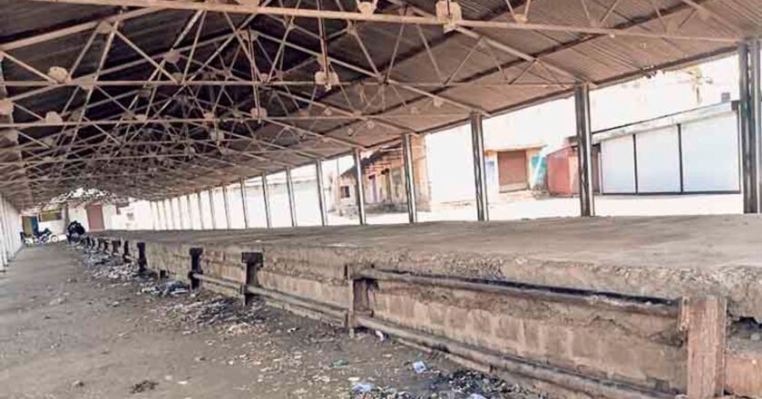 लापरवाही के चलते हो रही चोरी:उपज मंडी में ट्रॉलियों के शेड से 20 लोहे के पाइप चोरी, दीवार तोड़कर बनाया रास्ता