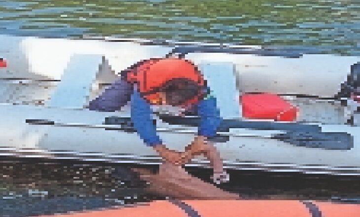 नदी में डूबे किशाेर का शव 40 घंटे बाद:गहराई में फंसा था सक्षम का शव पानी में लहर पैदाकर निकाला