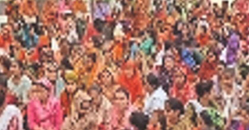 अनिश्चित कालीन हड़ताल:156 आंगनबाड़ियों की चाबियां कार्टून में भरकर सौंपी
