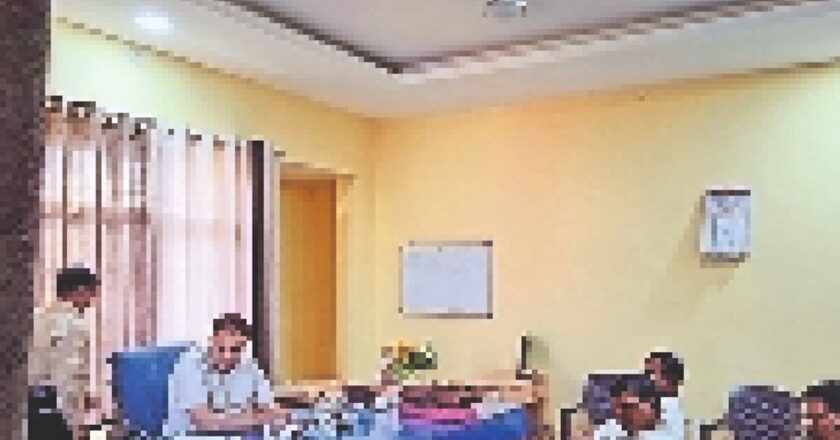 एसडीएम की व्यापारियों के साथ बैठक:जिन व्यापारी-किसानों की दुकानें बन चुकीं, वें 25 मार्च तक शेड खाली करें