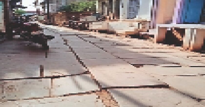 सड़क के निर्माण की मांग:63 साल पुरानी सड़क के पत्थर हो गए चिकने, इससे रोज फिसल रहे चालक
