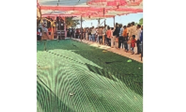 शिव दर्शन करने पहुंचे भक्त:गमाखर गांव में प्राकृतिक रूप से प्रकट शिवलिंग के दर्शन करने पहुंचे भक्त