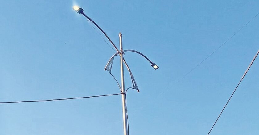 लापरवाही के चलते नगरपालिका पर बढ़ रहा आर्थिक प्रभाव:आर्थिक बोझ… निर्धारित समय से 2 घंटे पहले जल रही हैं 15 दिन से स्ट्रीट लाइट