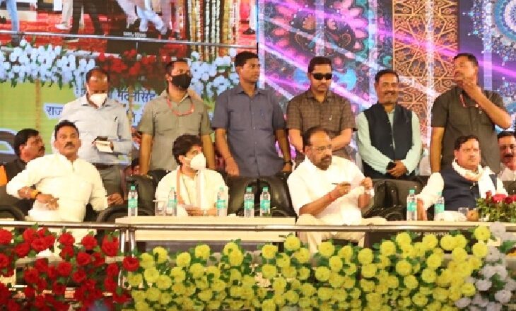 शिवराज के मंत्री पर सिंधिया का ‘हाथ’:सागर में भार्गव बोले- राजनीति में कोई भरोसा नहीं …और भर आया गला; सिंधिया ने कहा- मरते दम तक साथ देंगे