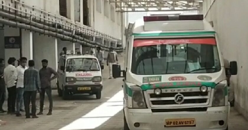 सड़क हादसे में दो की मौत-अज्ञात वाहन की टक्कर से सड़क पर गिरे, एक ने रास्ते में दूसरे ने अस्पताल में तोड़ा दम
