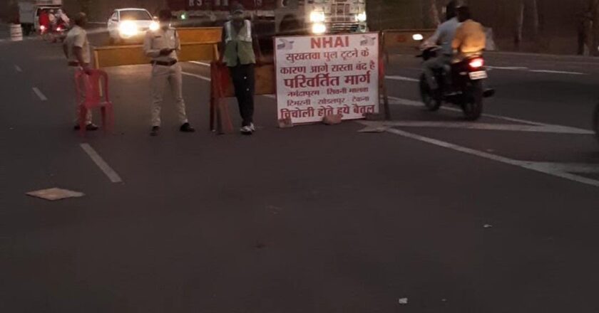 सुखतवा पुल टूटने से हैवी-व्हीकल की परेशानी – ड्राइवर-क्लीनर का दर्द, बोले-94 किमी फेरे का मालिक नहीं दे रहा खर्च, 2 लाख के आलू खराब