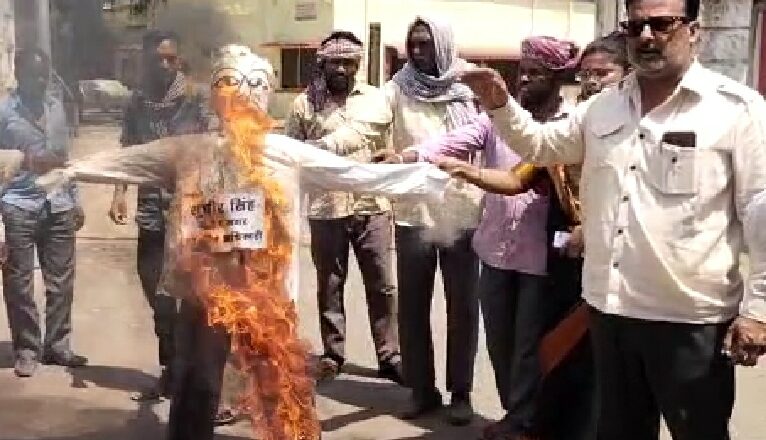 कांग्रेस कार्यकर्ताओं ने नगरपालिका में हुए भ्रष्टाचार को लेकर CMO का पुतला दहन किया, 900 से ज्यादा फर्जी राशन कार्ड बनाए