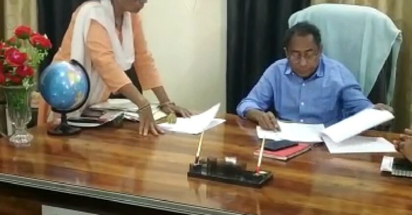5th-8th की परीक्षाएं 1 अप्रैल से:MLB गर्ल्स स्कूल से बांटी परीक्षा सामग्री, DEO बोले- शांति से बिना चीटिंग के पेपर हो