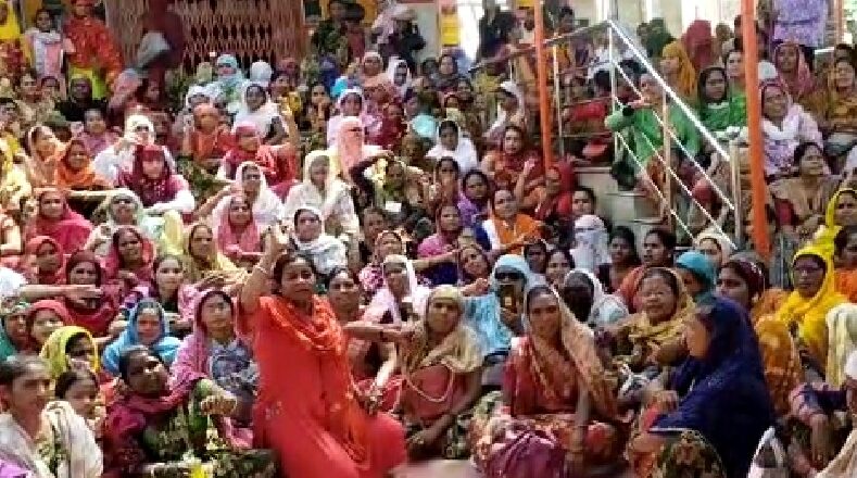 आंगनवाड़ी कार्यकर्ताओं की हड़ताल का 24वां दिन:नीमताल से पैदल बाढ़ वाले गणेश मंदिर पहुंचीं, बाेलीं – 3 दिन में मांगे नहीं मानी तो लेंगी जल समाधि,