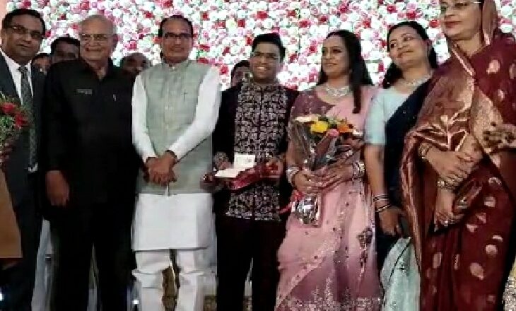 पत्नी साधना संग शादी अटेंड करने पहुंचे सीएम शिवराज-पूर्व वित्तमंत्री राघवजी के घर पहुंचे, दूल्हा-दुल्हन को दिया आशीर्वाद