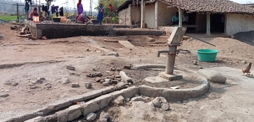 हर गांव में दो से तीन हैंडपंपों ने पानी देना किया बंद, ग्रामीण दूर दराज से ढोकर ला रहे हैं पानी