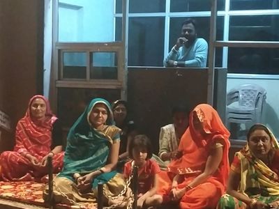 शराब दुकान के आगे गुस्साई महिलाओं ने धरना दिया, दोपहर में कलेक्टर ने कही थी मदद की बात