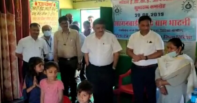 नीति आयोग के प्रभारी का दौरा:योजनाओं का हाल जाना, डॉक्टर्स और नर्सों से बात भी की