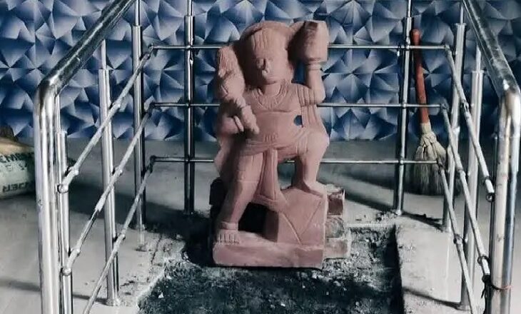 भिवानी में मजार पर चले हथौड़े-ढ़ाणा रोड पर बने धार्मिक स्थल पर विवाद; बजरंग दल ने स्थापित की हनुमान की प्रतिमा, SP बोले-जांच का विषय