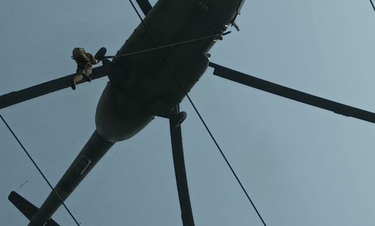 देवघर रोप-वे हादसा, सेना ने संभाला मोर्चा-ट्रॉली में फंसे 48 श्रद्धालुओं को निकालने में लगे हेलीकॉप्टर, रस्सियों के सहारे हवा में लटकर ऑपरेशन चला रहे कमांडो