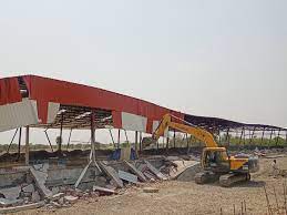कुरैशी का रसूख धराशायी:प्रशासन की ताबड़तोड़ कार्रवाई, तीन घंटे चले छह बुलडोजरों से निर्माणाधीन वेयरहाउस जमींदोज