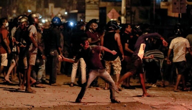 श्रीलंका में गहराया आर्थिक संकट:स्ट्रीट लाइटें की गई बंद, दशकों बाद देश में 13 घंटे की बिजली कटौती की गई, राष्ट्रपति आवास के बाहर प्रदर्शन