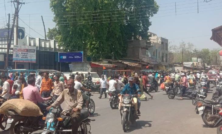 खरगोन में कर्फ्यू में 4 घंटे की ढील, आज कुछ ज्यादा दुकानें खुलेंगी; वाहनों पर अभी भी पाबंदी