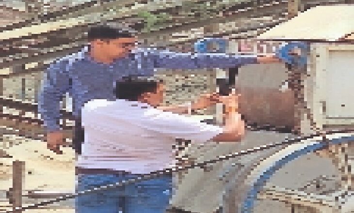 चौरावर में कृषि भूमि पर उत्खनन दामाद के नाम क्रेशर मशीन, सील