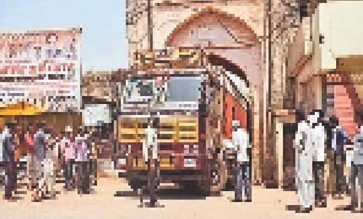 मंडी में बढ़ी भीड़,  लगा जाम-गेहूं की बंपर आवक से व्यापारियों ने एक घंटा बढ़ाकर शाम 6 बजे तक की उपज की नीलामी