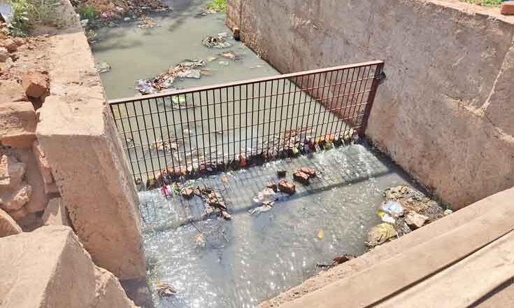 गंदा पानी बेतवा नदी को प्रदूषित कर रहा:अमृत योजना 2.0 : पीलिया और चोर घाट नाला अब सीवेज ट्रीटमेंट प्लांट से जुड़ेगा