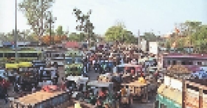 जोरदार आवक से स्थिति बिगड़ी:2 घंटे मंडी बायपास, बस स्टैंड और बजरिया में रेंगकर निकले वाहन